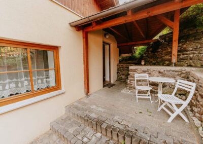 Exteriér Apartmáru TŘI - malé posezení