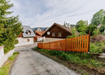 Exteriér Apartmáru TŘI z ulice nahoře